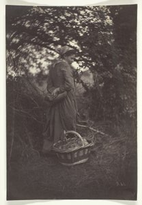 Femme debout avec un panier sur le sol