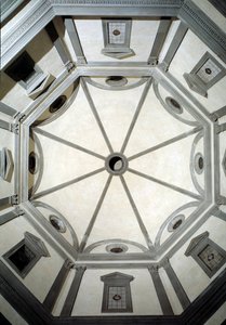 Vue de la sacristie octogonale construite sur un projet de Giuliano da Sangallo
