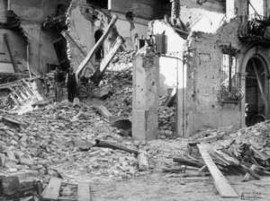 Les bombardements de Sermide. Deux personnes parmi les décombres d