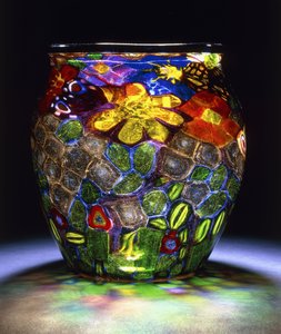 Un vase en verre murrhin, avec quatre papillons, fleurs et feuilles, c.1918
