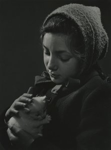 Fille tenant un chaton blanc dans ses bras. Début des années 1950 - Godfrey Macdominic