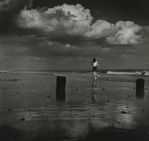 Enfant jouant avec les vagues à la plage