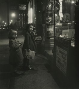 Deux petites filles en manteaux d