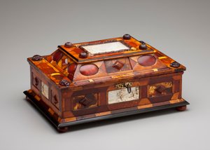Coffret en ambre courtois, vers 1695