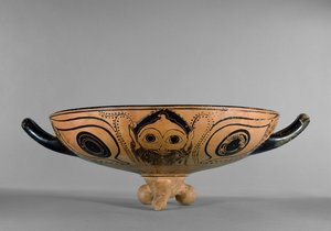 Coupe à figures noires attique décorée d