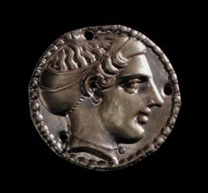 Applique en or représentant une tête féminine portant un sakos, de Kerch, 5ème siècle - Greek