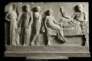 Art grec : bas-relief votif en marbre dédié à Dionysos Bacchus par des comédiens, Il représente "Les Bacchantes" d