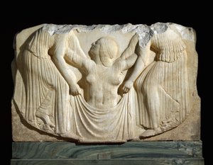 Art grec : la naissance de Vénus sortant des vagues soutenue par les Heures