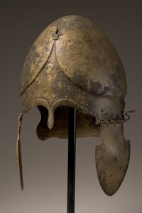 Casque avec applique phallique, chalcidien, 5e-4e siècle av. J.-C.