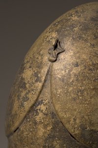 Casque avec applique phallique, chalcidien (détail)