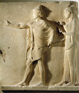 Hermès agoraios et une Charité, relief du Passage des Théores, de Thasos, vers 470 av. J.-C.