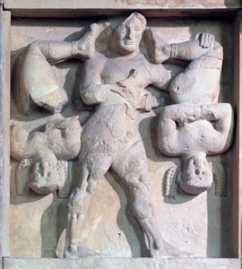 Magna Graecia : métope avec Héraclès et les Cercopes, relief en pierre, 575-550 av. J.-C. - Greek