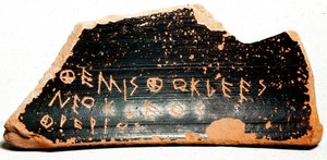 Ostrakon (ou ostracon) (pluriel : ostraca ou ostraka), tessons de poterie servant de bulletins de vote lors des procédures d