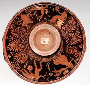 Patère avec ménade et Éros (terre cuite, 325-300 av. J.-C.)