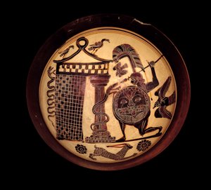 Art grec : coupe laconienne avec figures noires représentant Cadmos combattant le dragon de Thèbes
