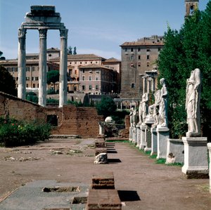 Forum romain : statues des vestales. Maison des vestales (Casa delle Vestali ou Atrium Vestae). À gauche, le temple grec des Dioscures (ou temple de Castor et Pollux) (5ème siècle av. J.-C.). Rome - Greek or Roman