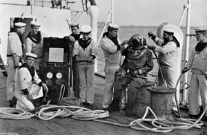 Plongeur et son appareil à bord du HMS Blake, 1896