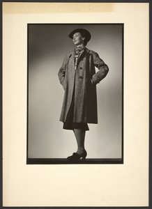 [Femme modelant un manteau] - Günther Krampf