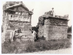 Des garçons parmi les tombes (photo) - Guglielmo (1852 1930) Plüschow