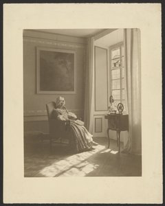 [Intérieur avec une femme assise en costume] - Guido Rey