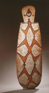 Bouclier ovale Asmat, sculpté en relief avec des figures stylisées, un masque en haut - Guinean New