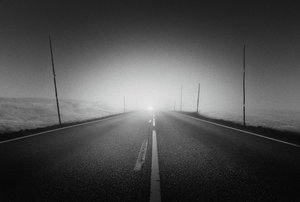 Une route mystérieuse dans le brouillard - Gustav Davidsson