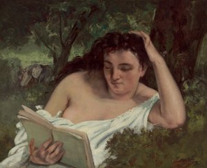 Une jeune femme lisant