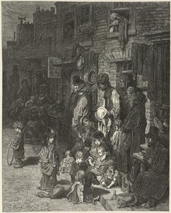 Personnes debout et assises devant leurs maisons, dans une rue, de 