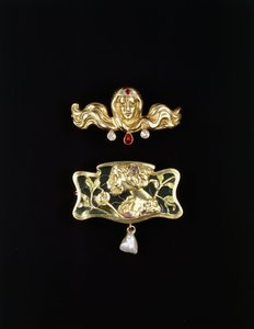 Une broche Art Nouveau par Gustave-Roger Sandoz, et une broche Art Nouveau en métal en forme de plique à jour et une perle pendante, broche dorée et pierres précieuses, c.1900 - Gustave Roger Sandoz