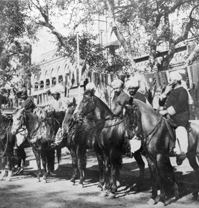Cavaliers pendjabis devant la gare de Delhi, Inde, années 1900 - H. Hands and Son
