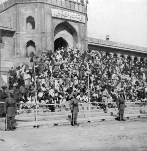 Spectateurs à la mosquée Jumma Masjid, Bangalore, Inde, années 1900