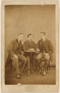 [Trois hommes non identifiés, assis] - H. Tollerton
