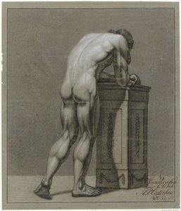 Homme nu debout, penché en avant sur un bloc, vu de dos