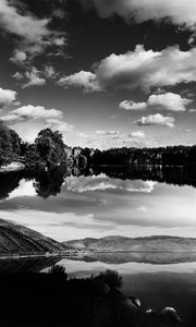 Paysage avec lac (photo n/b)