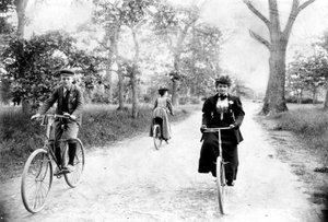 Maynard MacDonald et sa grand-mère, Hannah Maynard, faisant du vélo dans Beacon Hill Park, Victoria, vers 1895 - Hannah Maynard
