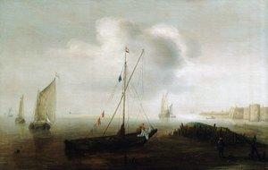 Un bateau de pêche, portant le drapeau néerlandais, voile baissée, près du rivage, une figure sur le bateau, portant un imperméable jaune, manipule la voile