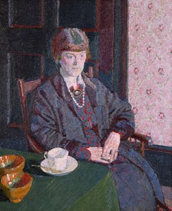 Femme assise à une table