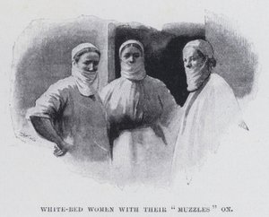 Femmes au lit blanc avec leurs "museaux"