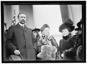 Miss Belva Ann Lockwood, avec le sénateur Southerland