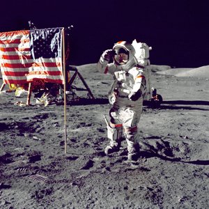 Cernan saute et salue le drapeau, 1972 - Harrison Schmitt