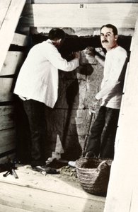 Howard Carter et un collègue fouillant une tombe dans la Vallée des Rois, Égypte, 1922