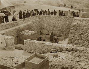 Lord Carnarvon (1866-1923) Lady Evelyn Herbert et Howard Carter (1873-1939) à la Tombe de Toutankhamon, Vallée des Rois - Harry Burton
