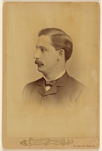 [Homme non identifié avec moustache, de profil] - Harry F. Maneeley