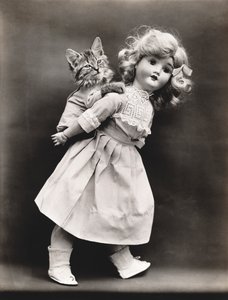 Série des chatons : Promenade avec une poupée, vers 1914 (épreuve argentique) - Harry Whittier Frees
