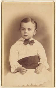 [Petit garçon non identifié portant un nœud papillon, assis] - Hastings and White and Fisher