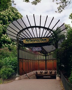 Entrée du métro Porte Dauphine, conçue par Hector Guimard (1867-1942)