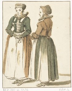 Deux femmes debout