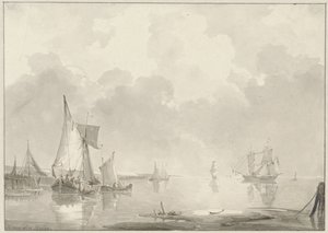 Vue de la côte avec des navires dans des eaux calmes