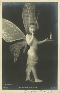 Enfant déguisé en papillon