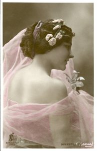 Femme au foulard rose